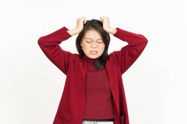 Beyaz arka planda kırmızı gömlekli güzel bir Asyalı kadının baş ağrısı.