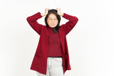 Beyaz arka planda kırmızı gömlekli güzel bir Asyalı kadının baş ağrısı.