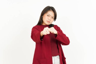 Beyaz arka planda kırmızı gömlekli güzel Asyalı kadını yumrukluyor.