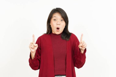 Beyaz arka planda kırmızı gömlekli güzel bir Asyalı kadını işaret ediyor.