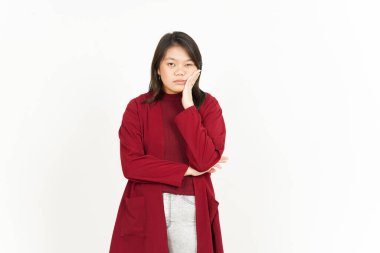 Beyaz arka planda kırmızı gömlekli güzel Asyalı kadının sıkıcı jestleri.