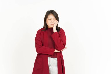 Beyaz arka planda kırmızı gömlekli güzel Asyalı kadının sıkıcı jestleri.