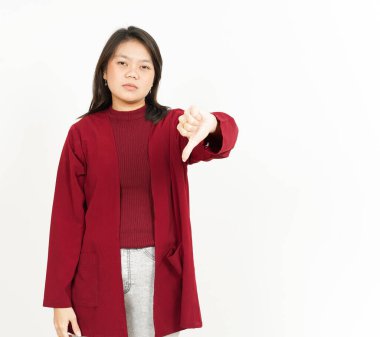 Beyaz arka planda kırmızı tişörtlü güzel Asyalı bir kadının başparmağını gösteriyor.