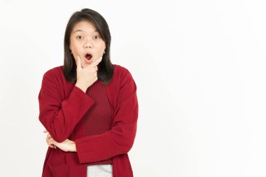 Beyaz arka planda kırmızı tişörtlü güzel Asyalı kadının heyecanlı yüzü.