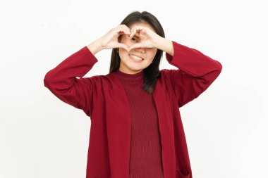 Beyaz arka planda kırmızı gömlekli güzel bir Asyalı kadının aşk işaretini gösteriyor.