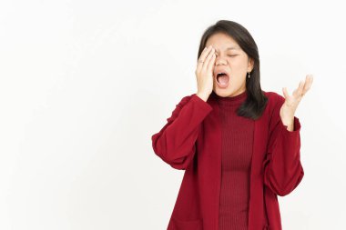 Beyaz arka planda kırmızı gömlekli güzel bir Asyalı kadının baş ağrısı.
