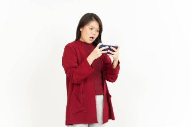 Beyaz tişörtlü, güzel Asyalı bir kadının akıllı telefonunda cep telefonu oyunu oynuyorum.