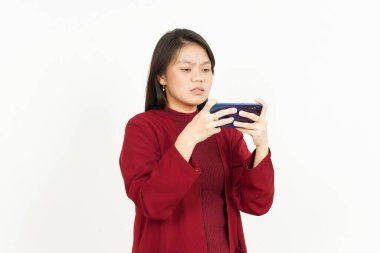 Beyaz tişörtlü, güzel Asyalı bir kadının akıllı telefonunda cep telefonu oyunu oynuyorum.