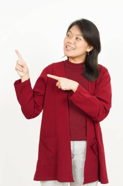 Beyaz arka planda kırmızı gömlekli güzel bir Asyalı kadını işaret ediyor.