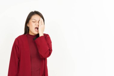 Beyaz arka planda kırmızı gömlekli güzel bir Asyalı kadının baş ağrısı.