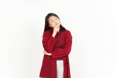 Beyaz arka planda kırmızı gömlekli güzel bir Asyalı kadının jestini düşünüyorum.