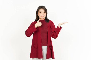 Tavsiye edilen ürünü kırmızı tişörtlü güzel bir Asyalı kadının avucunun içinde gösteriyor.