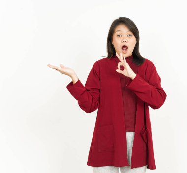 Tavsiye edilen ürünü kırmızı tişörtlü güzel bir Asyalı kadının avucunun içinde gösteriyor.