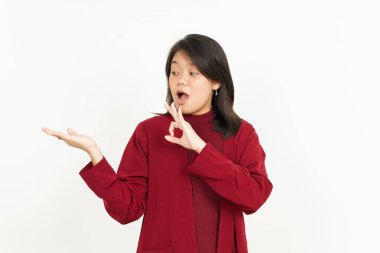 Tavsiye edilen ürünü kırmızı tişörtlü güzel bir Asyalı kadının avucunun içinde gösteriyor.