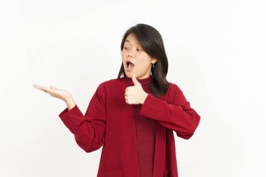 Tavsiye edilen ürünü kırmızı tişörtlü güzel bir Asyalı kadının avucunun içinde gösteriyor.