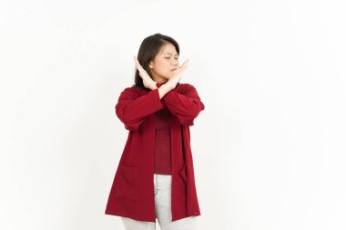 Beyaz arka planda kırmızı gömlekli güzel Asyalı kadının reddedilme hareketi.