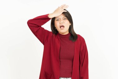 Beyaz arka planda kırmızı gömlekli güzel bir Asyalı kadının jestini unutun.