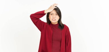 Beyaz arka planda kırmızı gömlekli güzel bir Asyalı kadının jestini unutun.