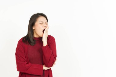 Beyaz arka planda kırmızı gömlekli güzel bir Asyalı kadının esneme hareketi.