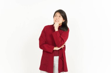 Beyaz arka planda kırmızı gömlekli güzel bir Asyalı kadının jestini düşünüyorum.
