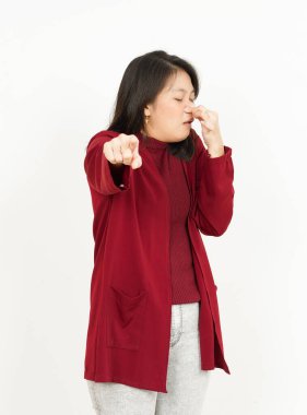 Kokuşmuş ve iğrenç bir şey kokuyor. Kırmızı tişörtlü güzel bir Asyalı kadın.