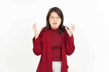 Beyaz arka planda kırmızı tişört giyen Asyalı güzel bir kadının kızgın hareketi.