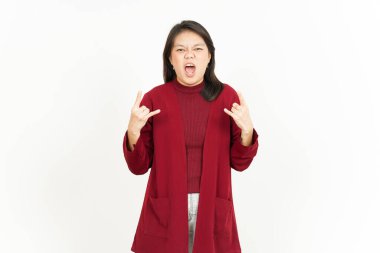 Beyaz arka planda kırmızı gömlekli güzel Asyalı kadının metal ellerini gösteriyor.