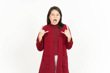 Beyaz arka planda kırmızı gömlekli güzel Asyalı kadının metal ellerini gösteriyor.