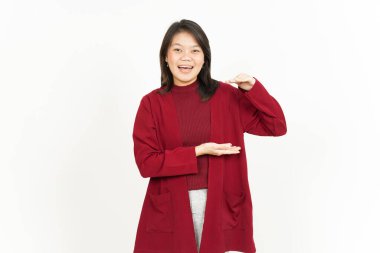 Beyaz tişörtlü güzel bir Asyalı kadının büyük boy işareti ya da ürünü.