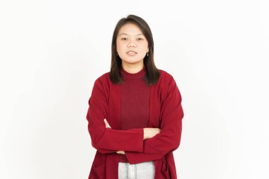 Kollarını kavuşturup gülümse ve kameraya bak. Beyaz tişörtlü, kırmızı elbiseli güzel Asyalı kadın.