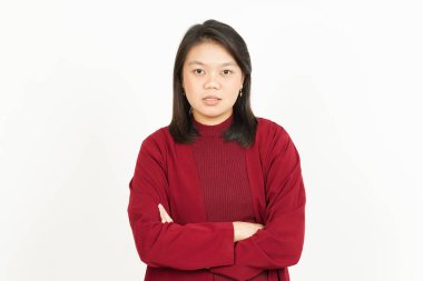 Kollarını kavuşturup gülümse ve kameraya bak. Beyaz tişörtlü, kırmızı elbiseli güzel Asyalı kadın.