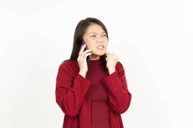 Şok olmuş kırmızı tişörtlü güzel Asyalı kadın yüzüyle bir telefon görüşmesi yap.
