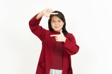 Beyaz arka planda izole edilmiş güzel Asyalı kadının parmaklarıyla çerçeve çiz