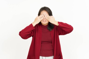 Beyaz arka planda izole edilmiş Asyalı güzel bir kadının eliyle kaplayan gözler.