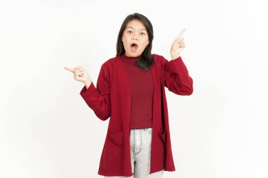 Beyaz arka planda izole edilmiş Güzel Asyalı Kadın 'ın işaret parmağıyla iki ürün.