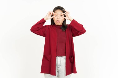 Beyaz arka planda tecrit edilmiş güzel Asyalı kadının gözlerini açmaya çalışıyorum.