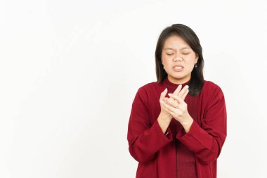 Beyaz arka planda tecrit edilmiş güzel bir Asyalı kadının ızdırap içindeki eli.