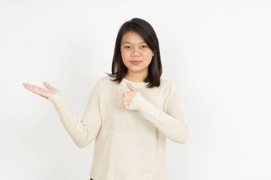 Tavsiye edilen ürünler beyaz arka planda izole edilmiş güzel Asyalı kadın avuçlarında gösteriliyor