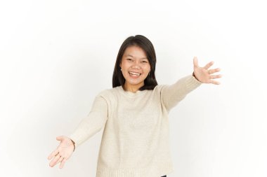 Beyaz arka planda tecrit edilmiş güzel bir Asyalı kadına sarıl.