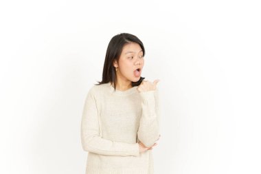 Beyaz Arkaplanda İzole Edilmiş Güzel Asyalı Kadın Başparmağıyla Ürün Tarafını Gösterme ve Gösterme