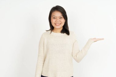 Tavsiye edilen ürünler beyaz arka planda izole edilmiş güzel Asyalı kadın avuçlarında gösteriliyor