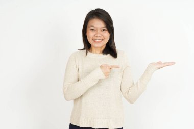 Tavsiye edilen ürünler beyaz arka planda izole edilmiş güzel Asyalı kadın avuçlarında gösteriliyor