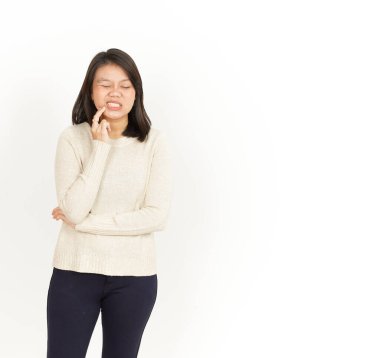 Beyaz arka planda tecrit edilmiş güzel bir Asyalı kadının diş ağrısı.