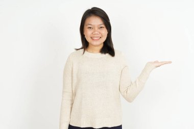 Beyaz arka planda tecrit edilmiş güzel Asyalı Kadın Açık Avuç 'ta Ürünleri Gösterme ve Sunma