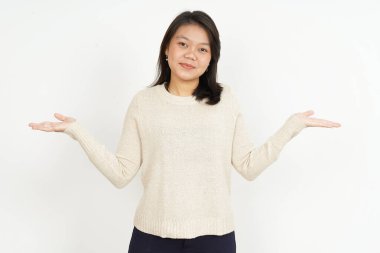 Beyaz arka planda izole edilmiş güzel Asyalı Kadın Açık Avuç 'ta İki Ürün Gösteriliyor