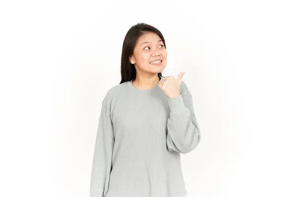 Wijzend Product Met Behulp Van Duim Van Mooie Aziatische Vrouw — Stockfoto