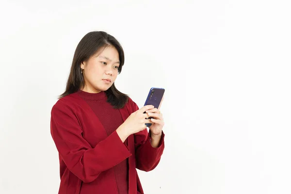 Κρατήστε Και Χρησιμοποιώντας Smartphone Του Όμορφη Ασιατική Γυναίκα Φορώντας Κόκκινο — Φωτογραφία Αρχείου