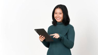 Beyaz arka planda izole edilmiş güzel Asyalı kadının tablet telefonunu kullanmak
