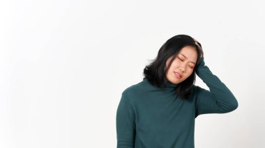 Eller baş ağrısı için el hareketi ya da beyaz arka planda tecrit edilmiş güzel Asyalı kadının baş ağrısı.