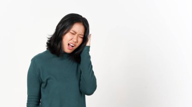 Eller baş ağrısı için el hareketi ya da beyaz arka planda tecrit edilmiş güzel Asyalı kadının baş ağrısı.